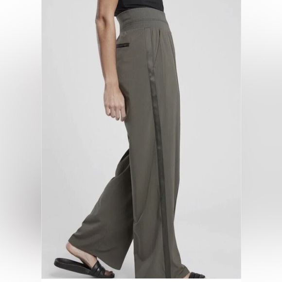 Athleta Pants - Like New Athleta Olive Wide Leg Pants